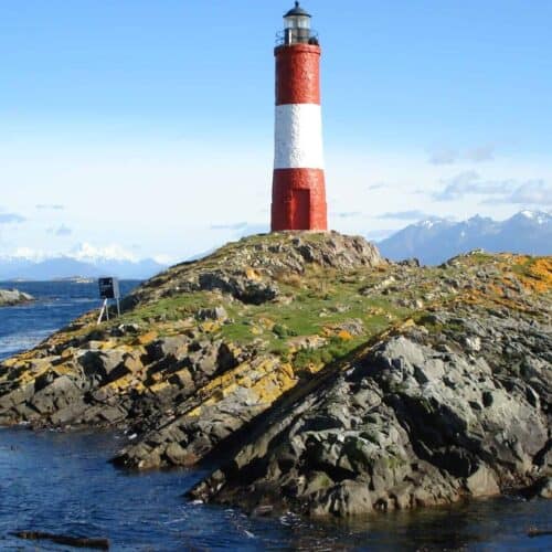 Faro Les Éclaireurs sobre roca en el Canal Beagle, Ushuaia