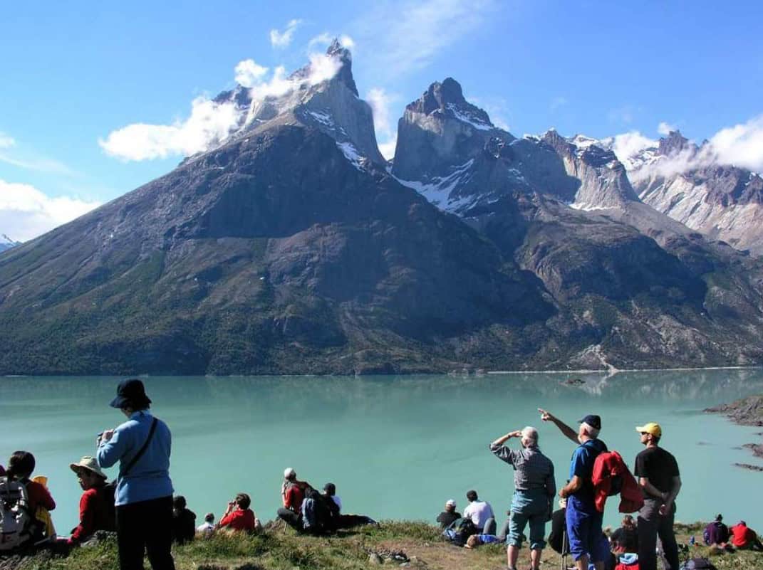 Turistas en los miradores de Torres del Paine