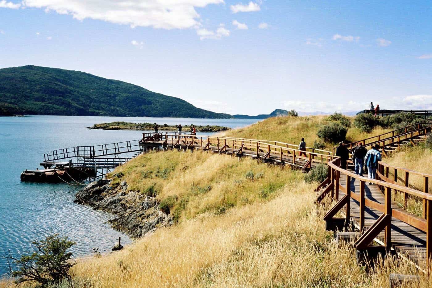 Muelle de madera en Bahía Lapataia, Parque Nacional Tierra del Fuego, Ushuaia