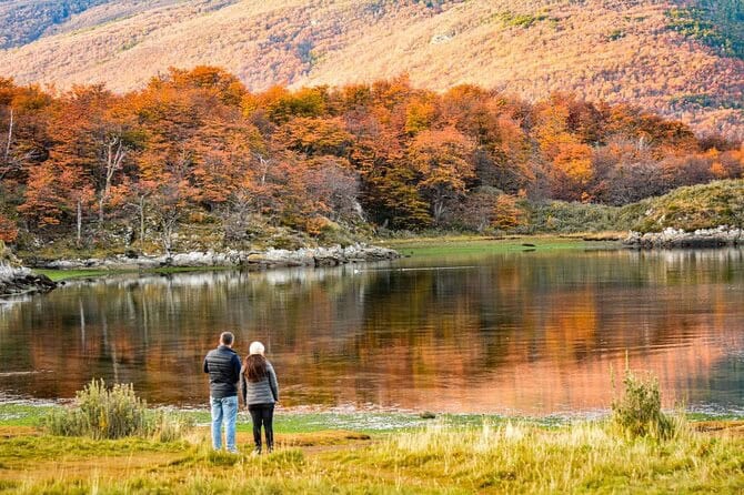 Colores del otoño en Bahía Lapataia con turistas, Parque Nacional Tierra del Fuego