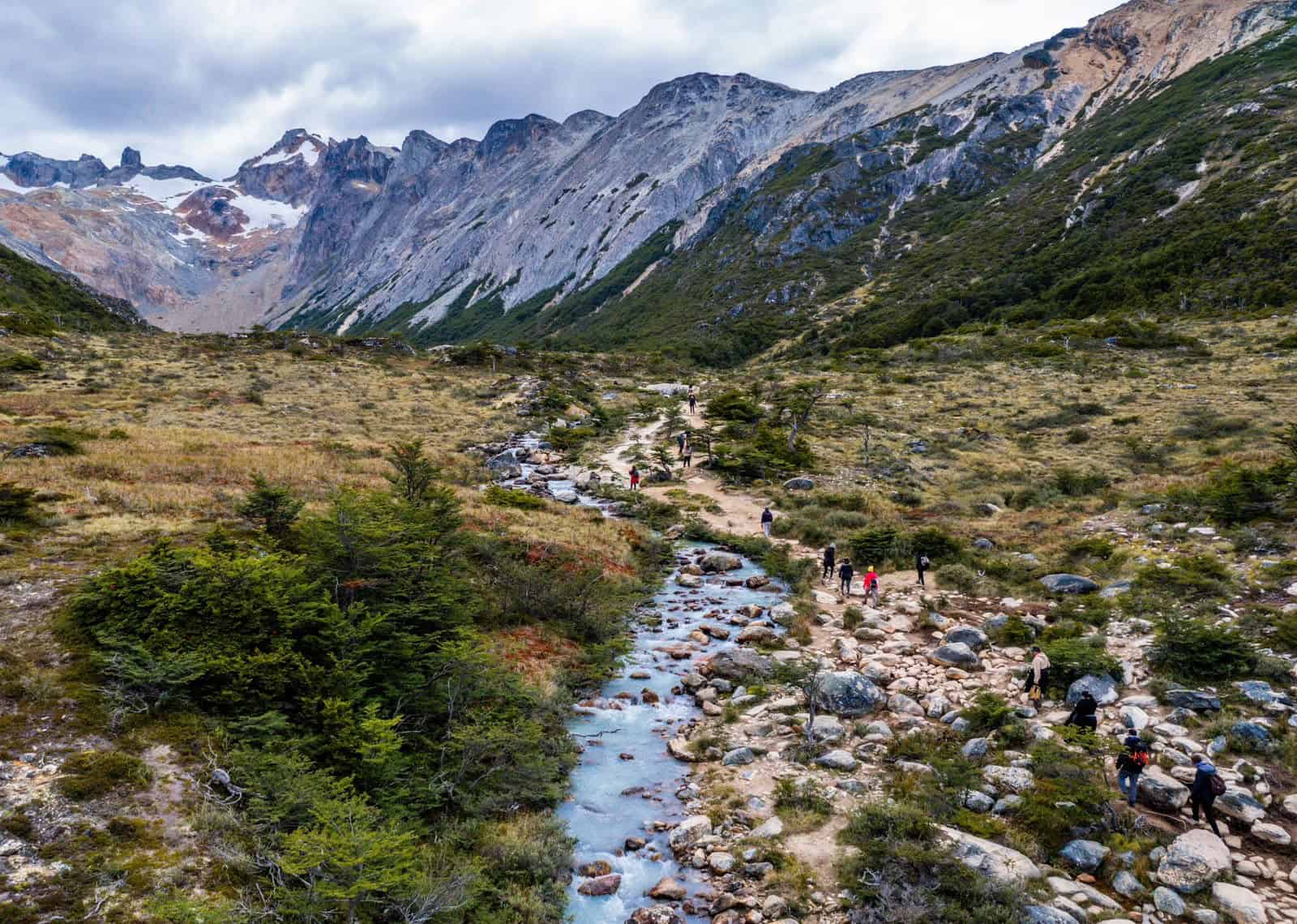 Sendero y arroyo en trekking Laguna Esmeralda, Ushuaia