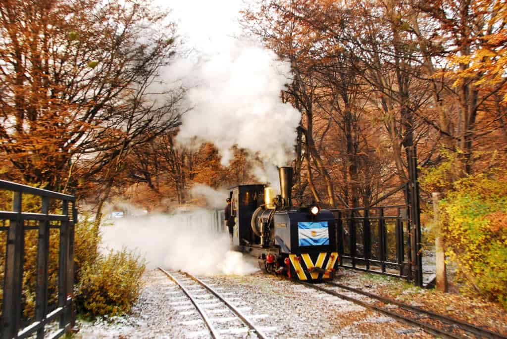 Tren del Fin del Mundo atravesando el bosque fueguino en otoño, Ushuaia