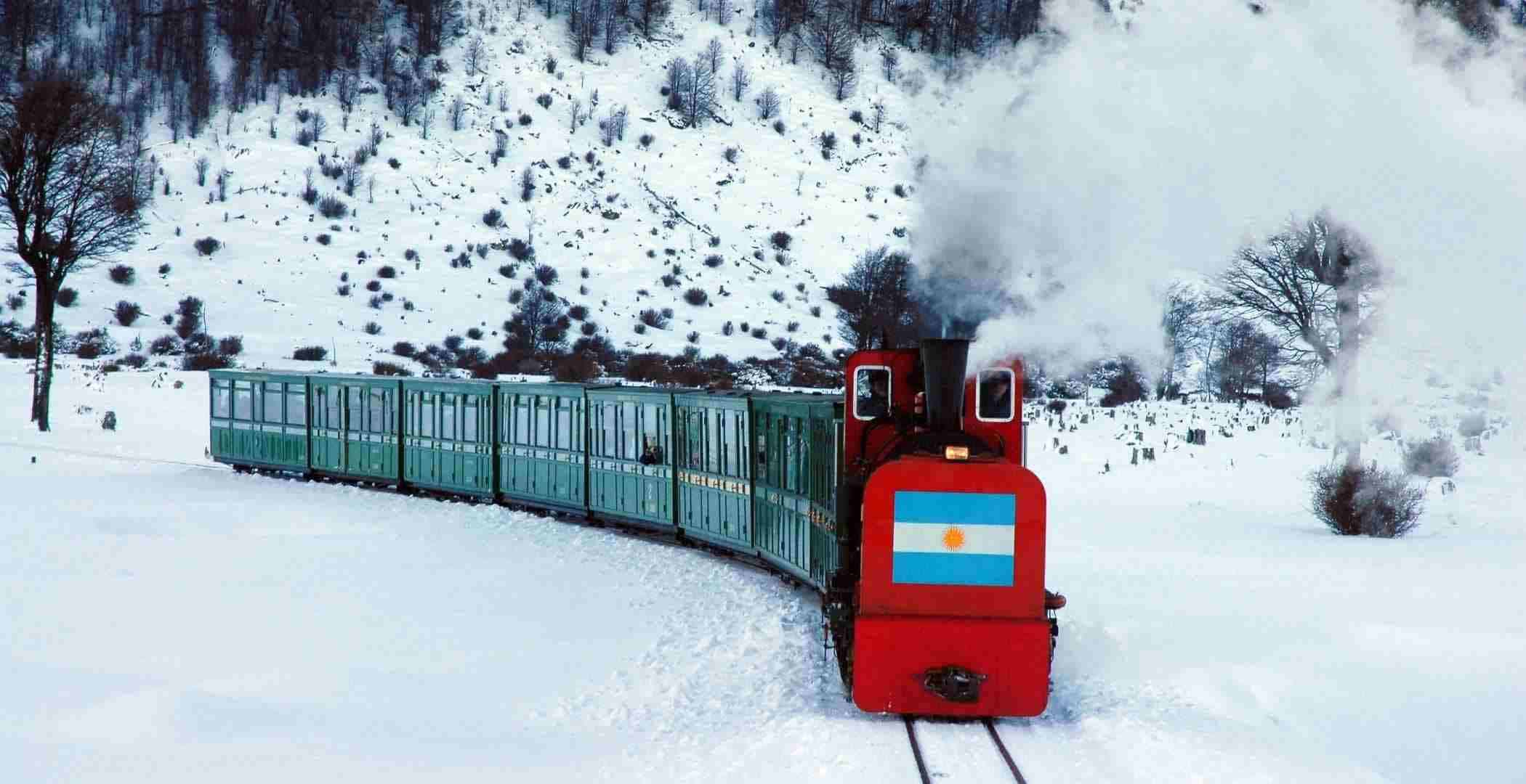 Tren del Fin del Mundo rodeado de nieve en invierno, Patagonia Argentina