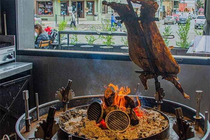 Asador patagónico tradicional con cordero a fuego de leña