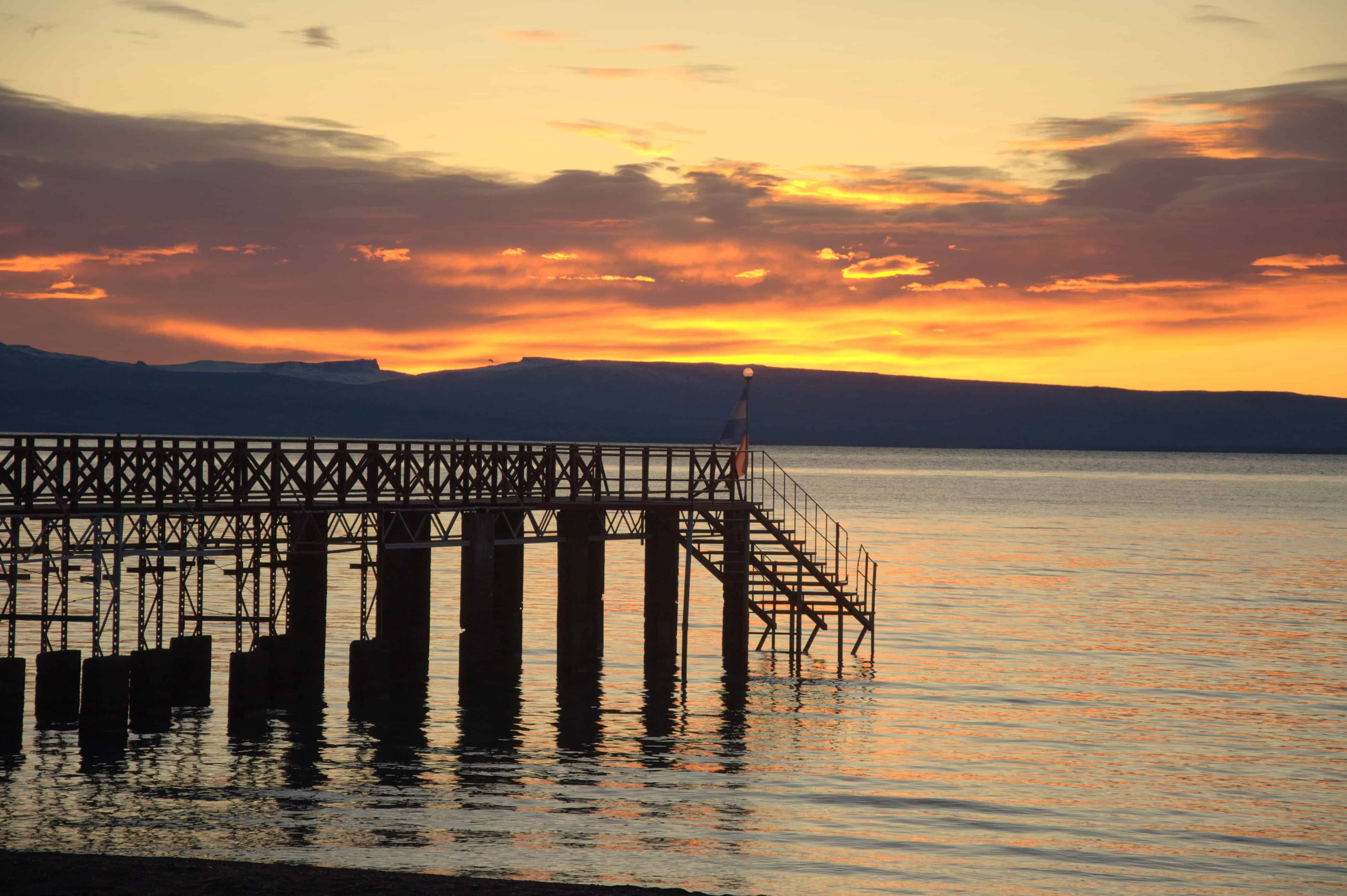 Atardecer sobre el Lago Argentino visto desde la costanera de El Calafate
