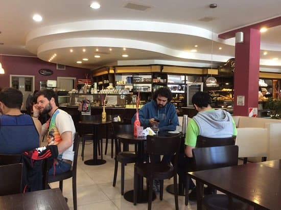Interior acogedor de una cafetería en el centro de El Calafate