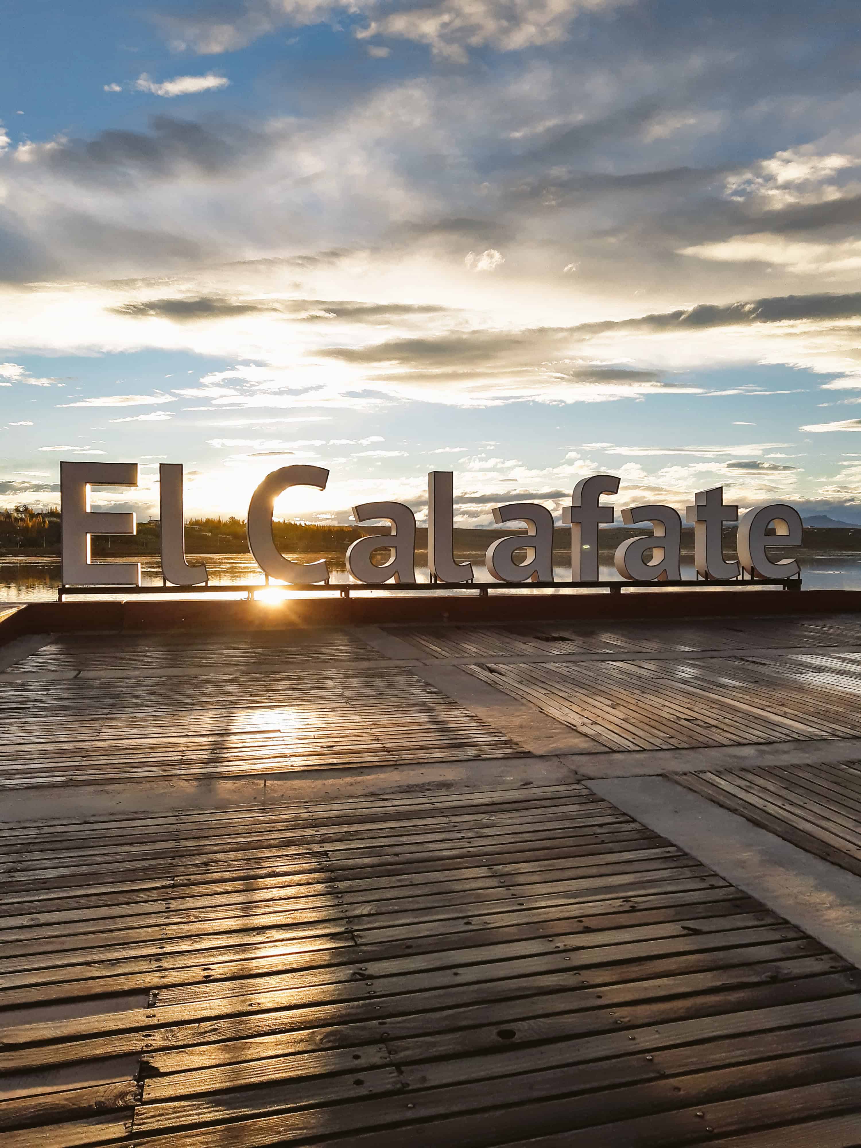 Cartel de El Calafate en la costanera, una ciudad ideal para recorrer con tu perro