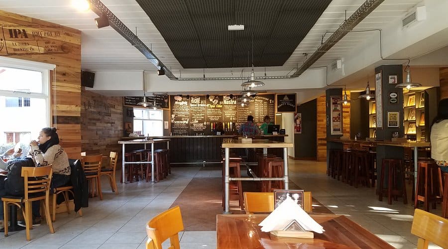 Cerveza artesanal patagónica con vista al Lago Argentino en El Calafate