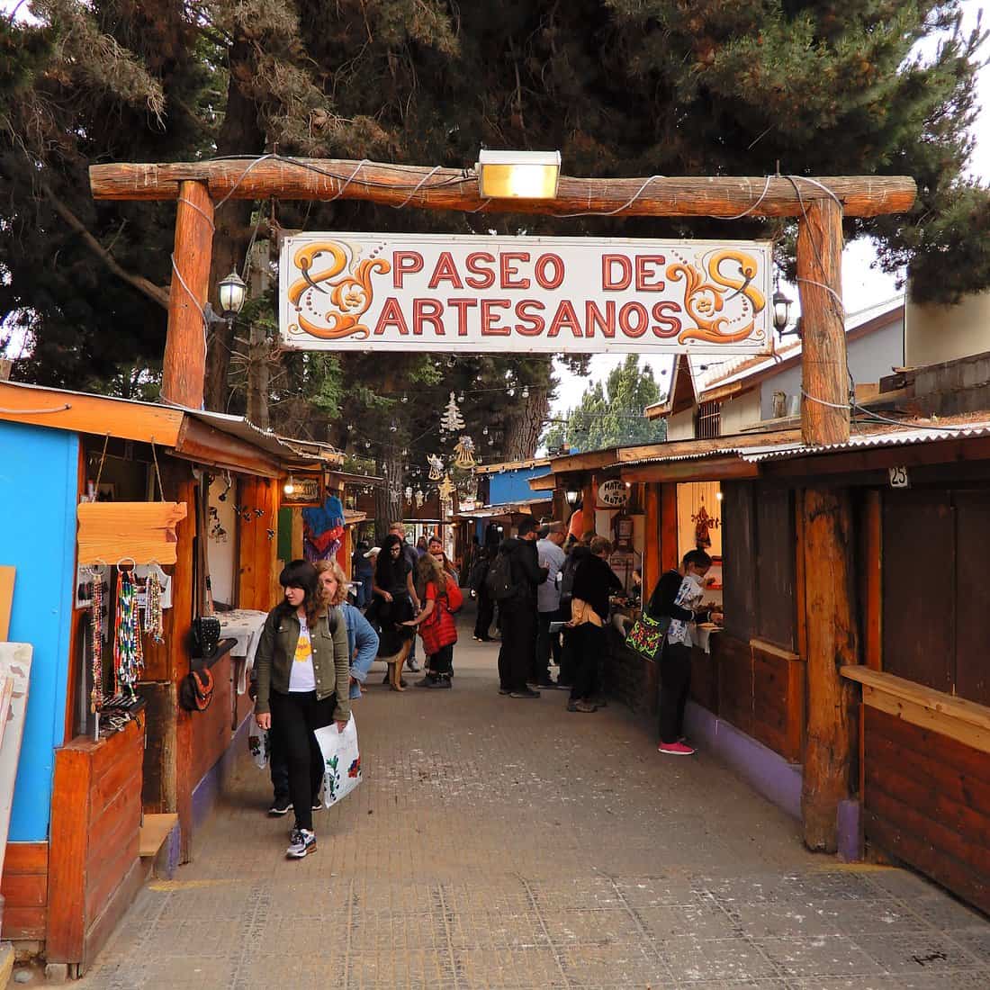 Comercios del Paseo de los Artesanos en el centro de El Calafate
