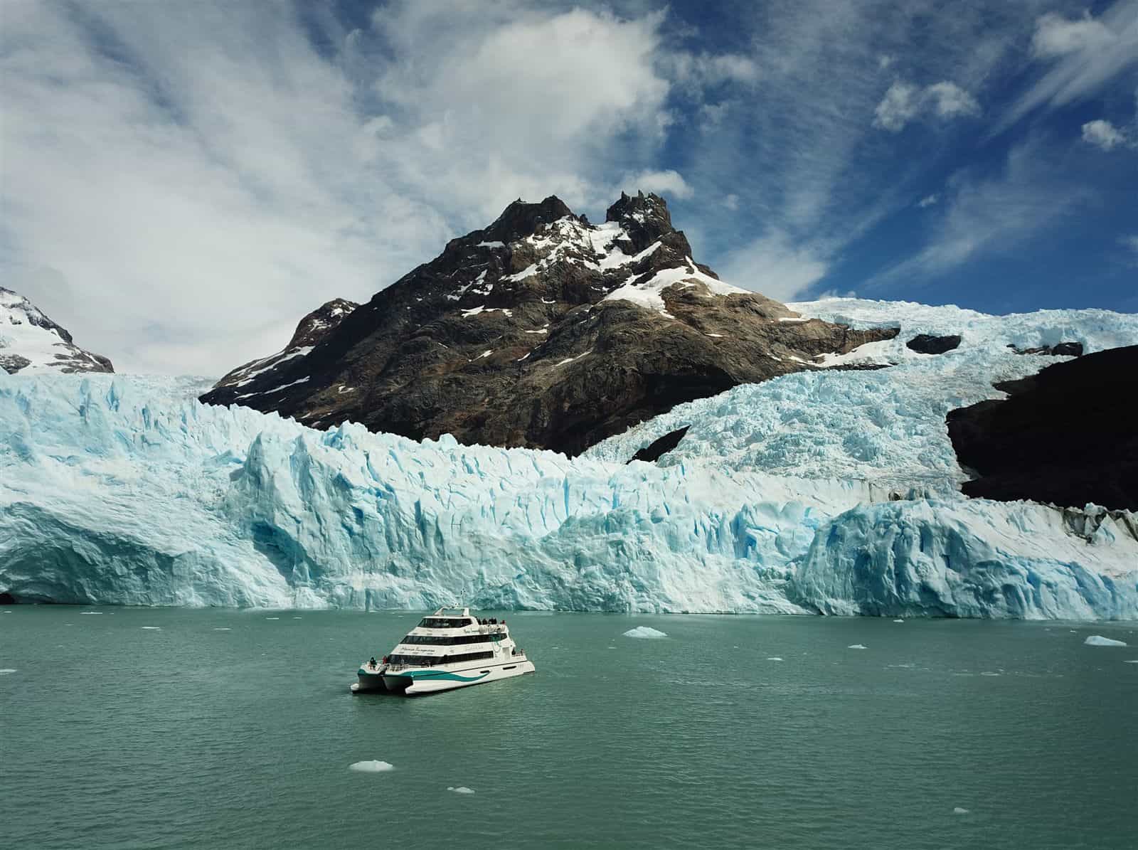 Crucero María Turquesa navegando frente a un glaciar del Lago Argentino – Glaciares Gourmet El Calafate