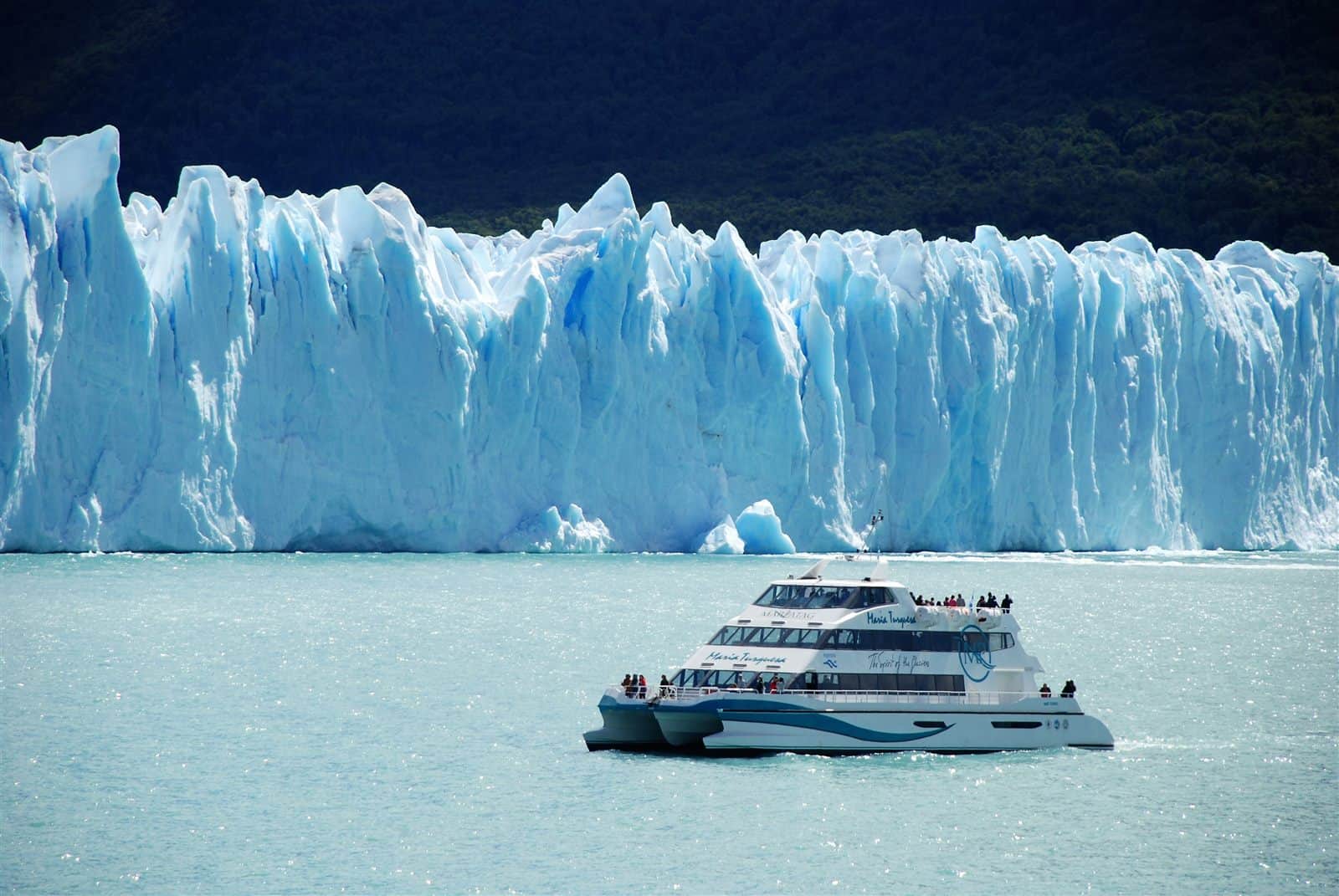 Navegación frente al Glaciar Upsala a bordo del Crucero María Turquesa