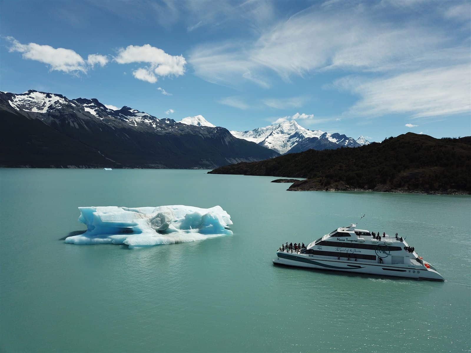 Crucero María Turquesa entre icebergs del Lago Argentino