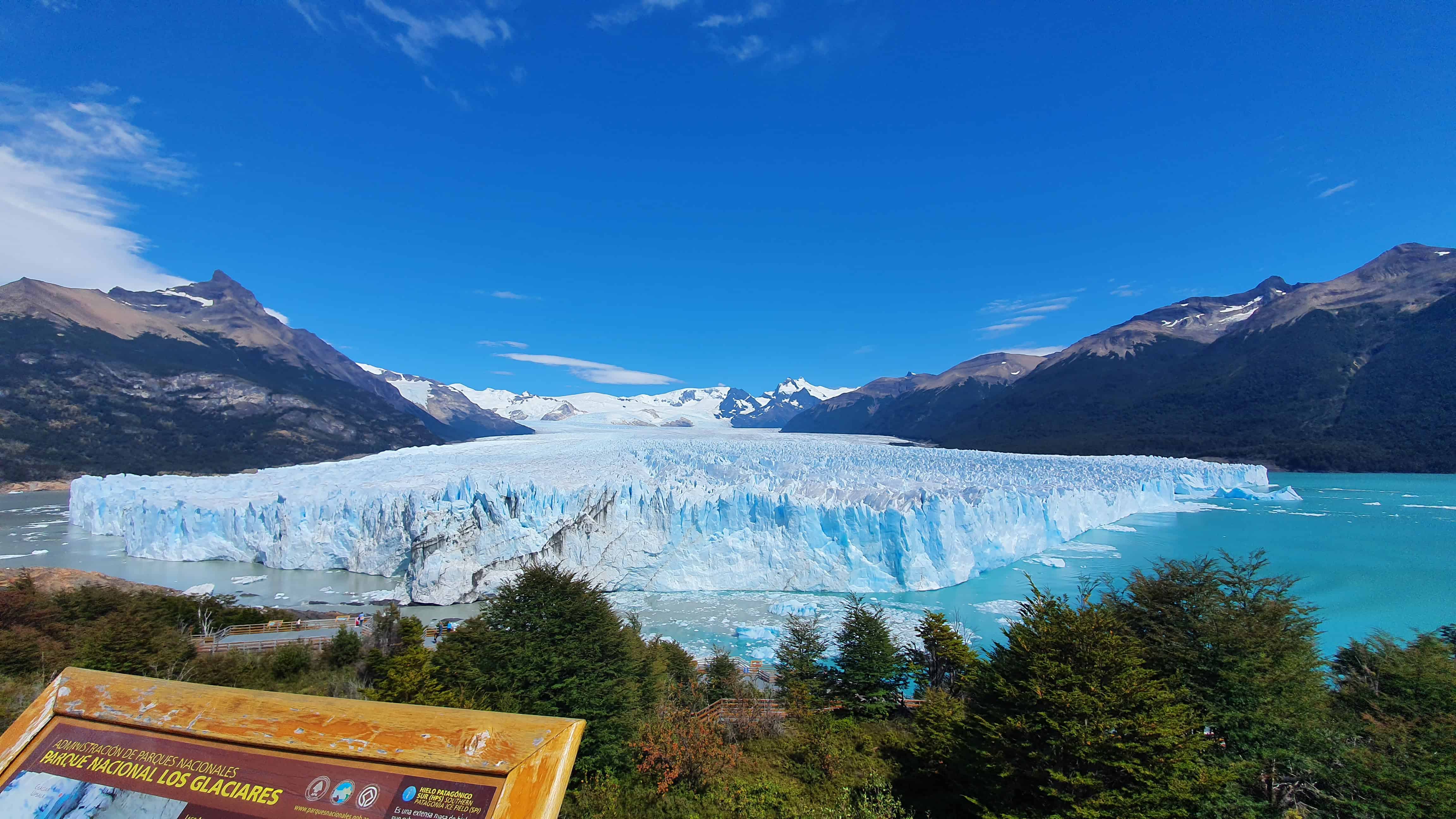 El frente del Glaciar Perito Moreno con su característica pared de hielo azul