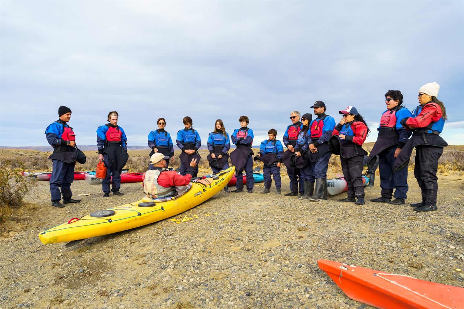 Grupo con equipo de kayak listo para navegar – Darwin Experience