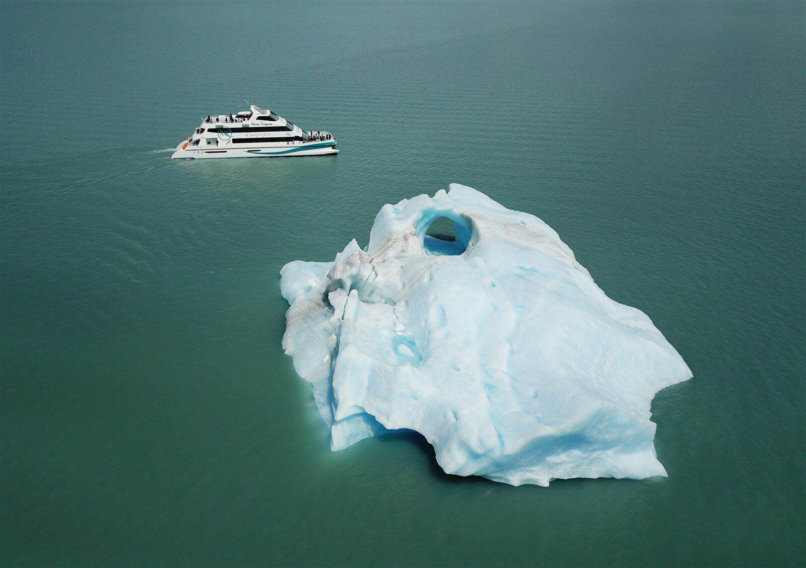 Vista aérea de un iceberg en el Lago Argentino – Glaciares Gourmet