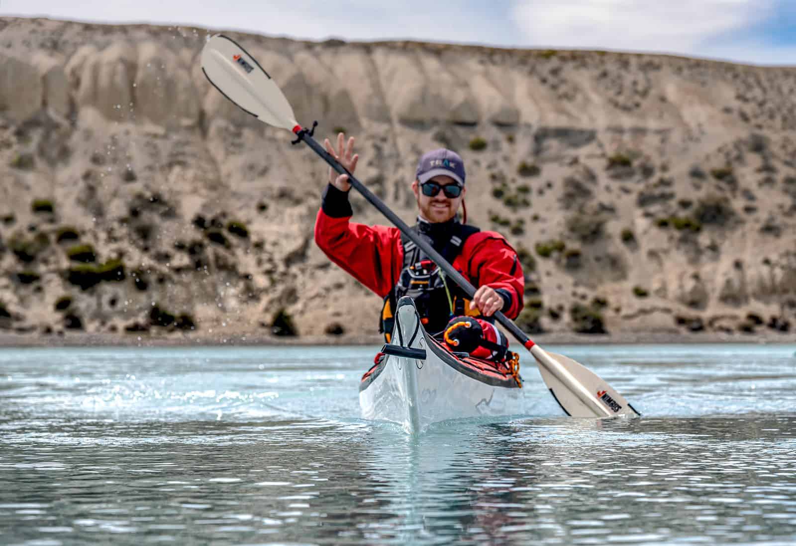Kayakista en el Río Santa Cruz – Darwin Experience El Calafate