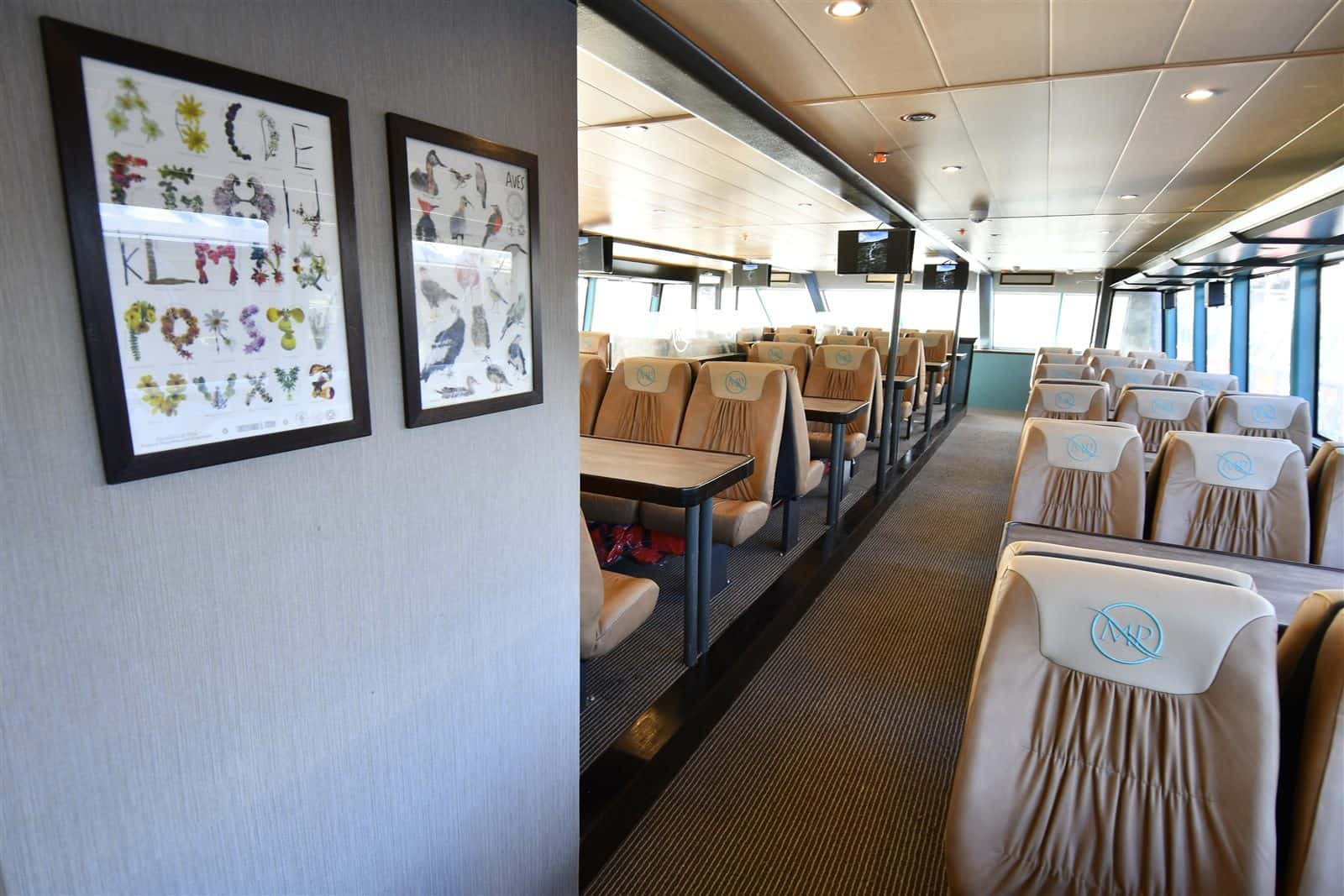 Interior con butacas y ventanales panorámicos del Crucero María Turquesa