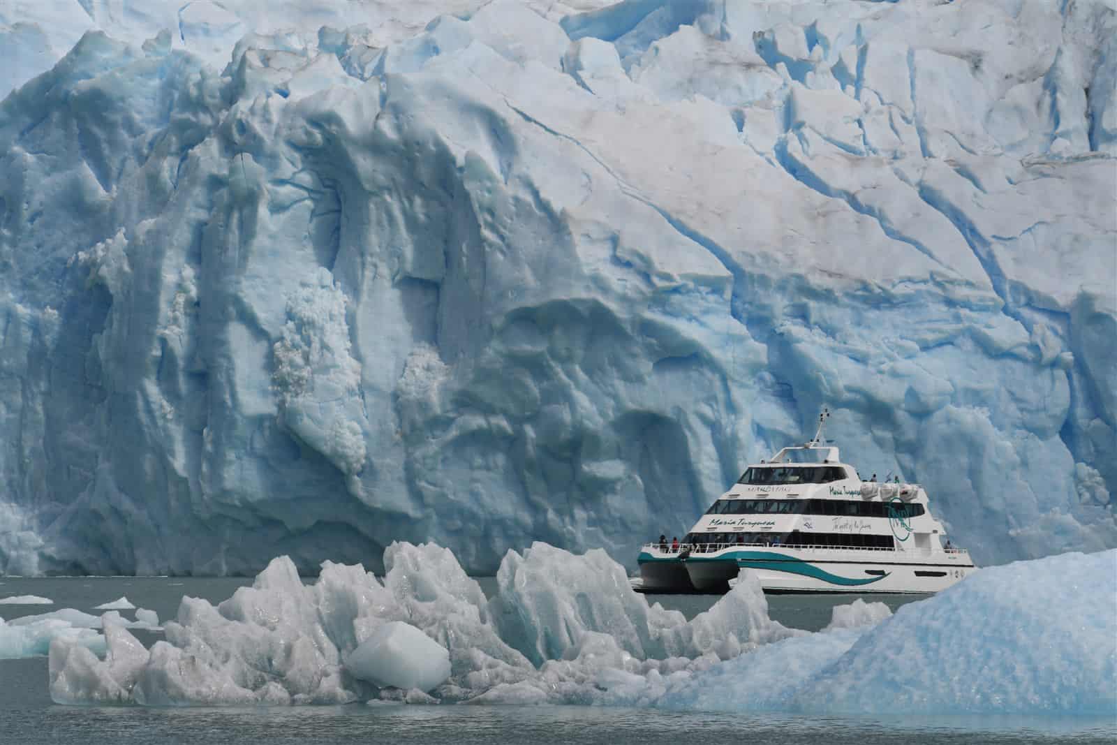 Crucero María Turquesa frente a la pared del Glaciar Spegazzini
