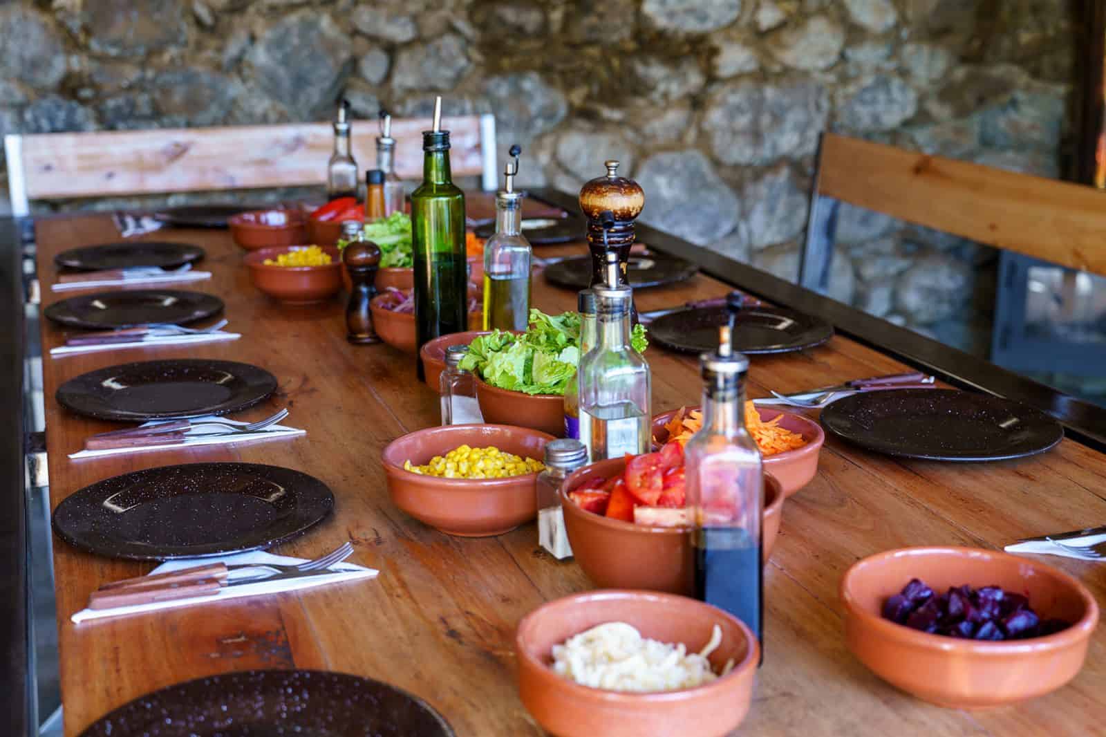 Mesa servida para el almuerzo en la estancia – Darwin Experience