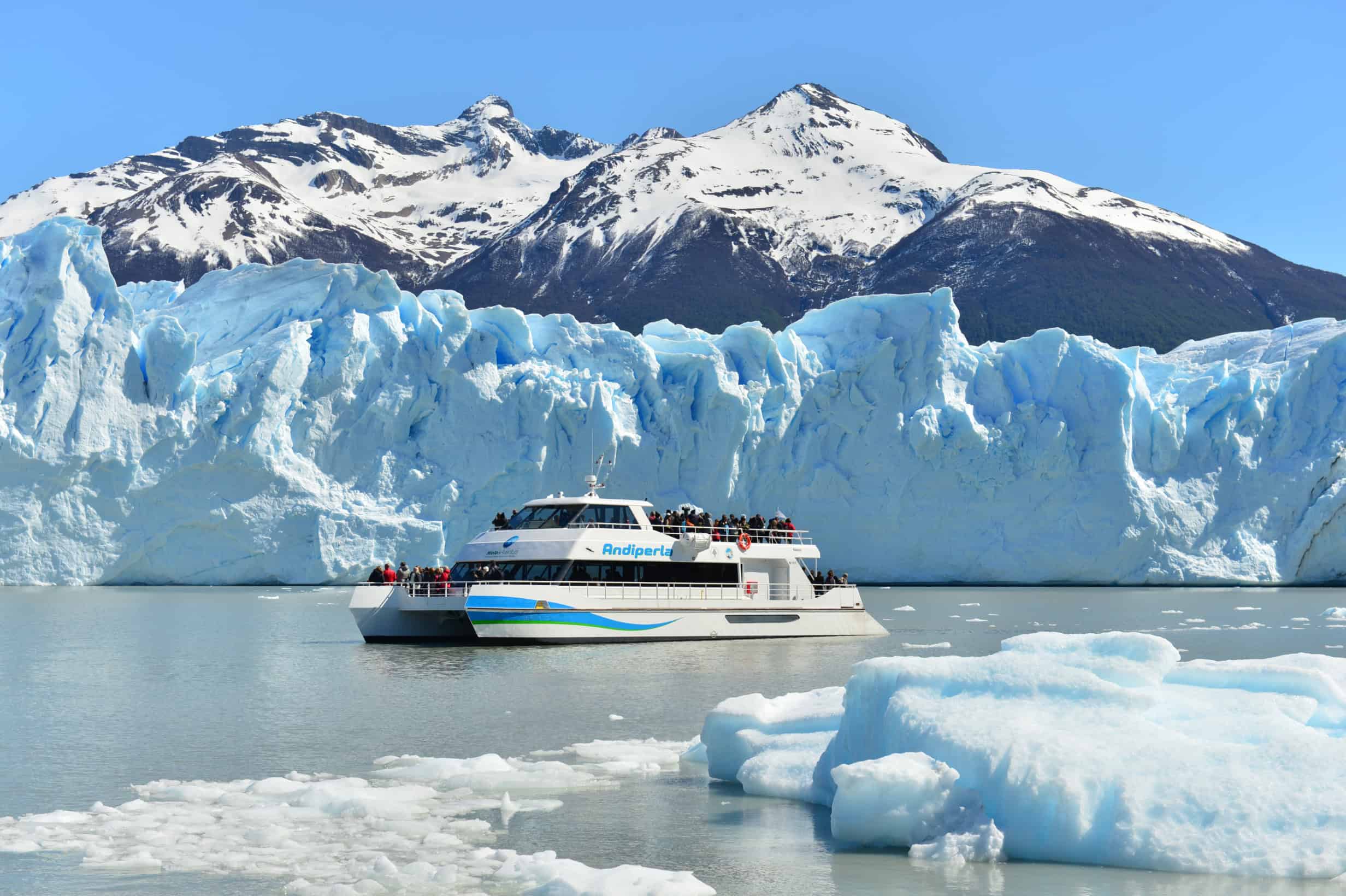 Navegación por el Lago Argentino con vista panorámica a los glaciares