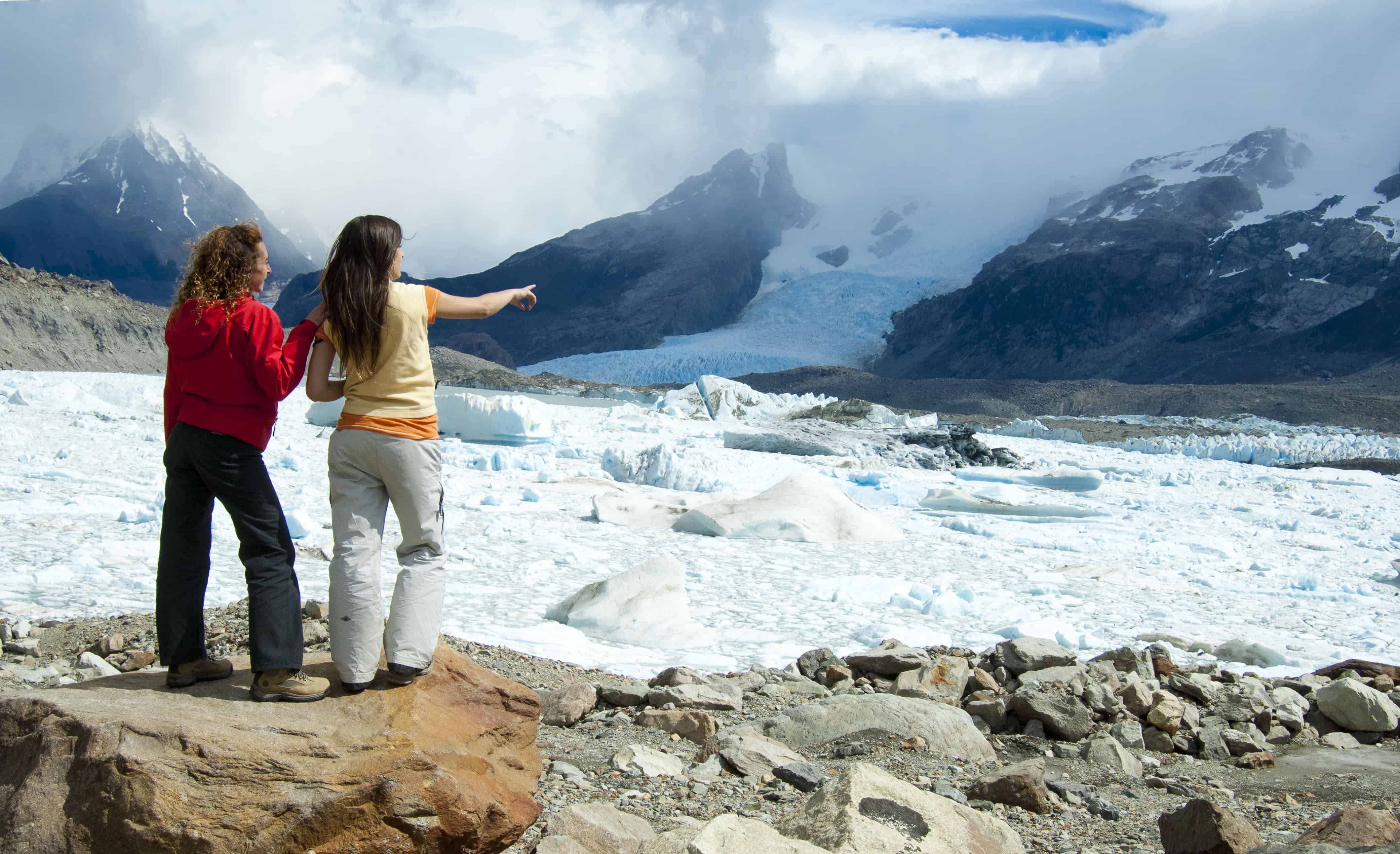 Pareja contemplando el Glaciar Perito Moreno desde las pasarelas