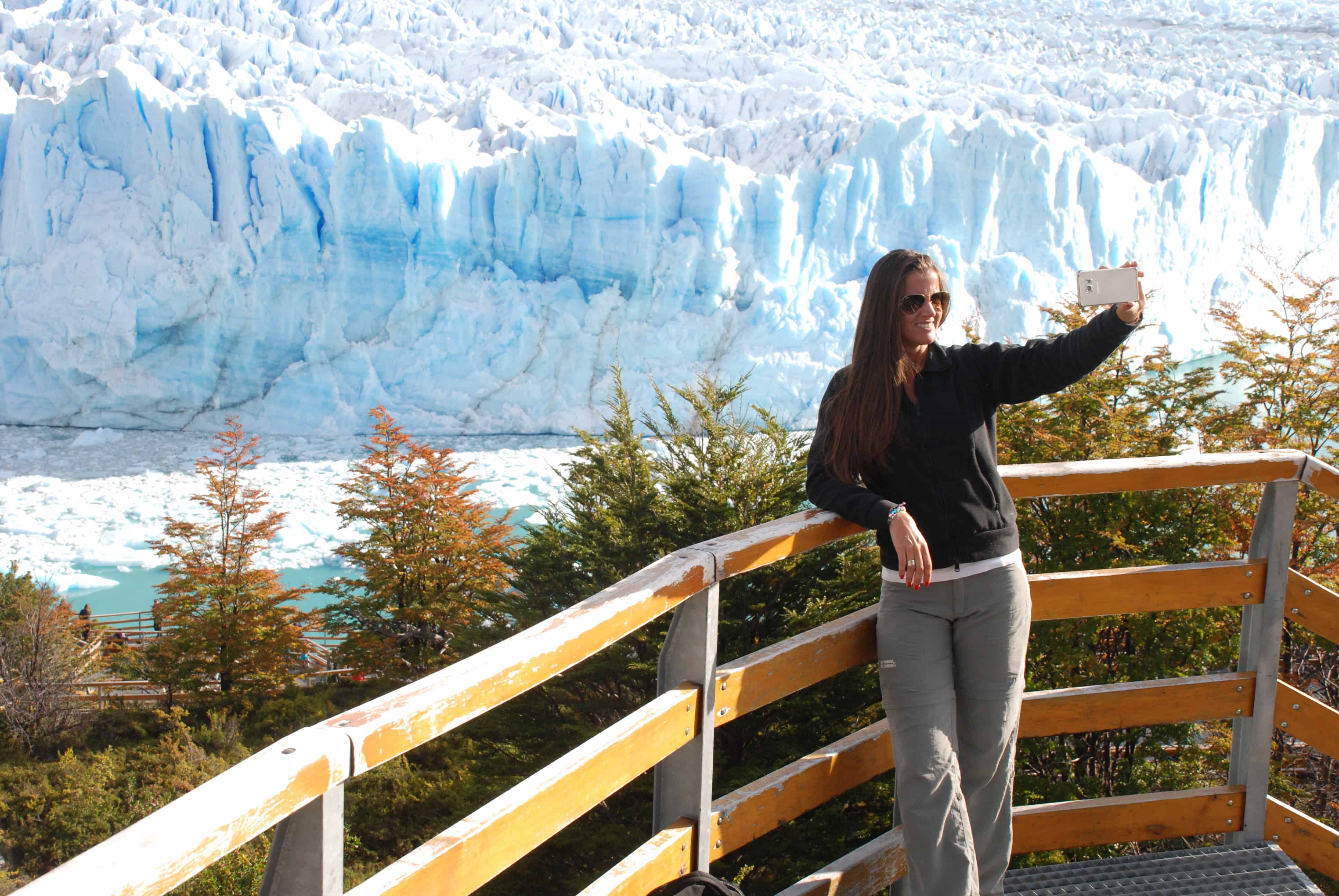 Viajero con ropa adecuada para el clima patagónico frente al Glaciar Perito Moreno