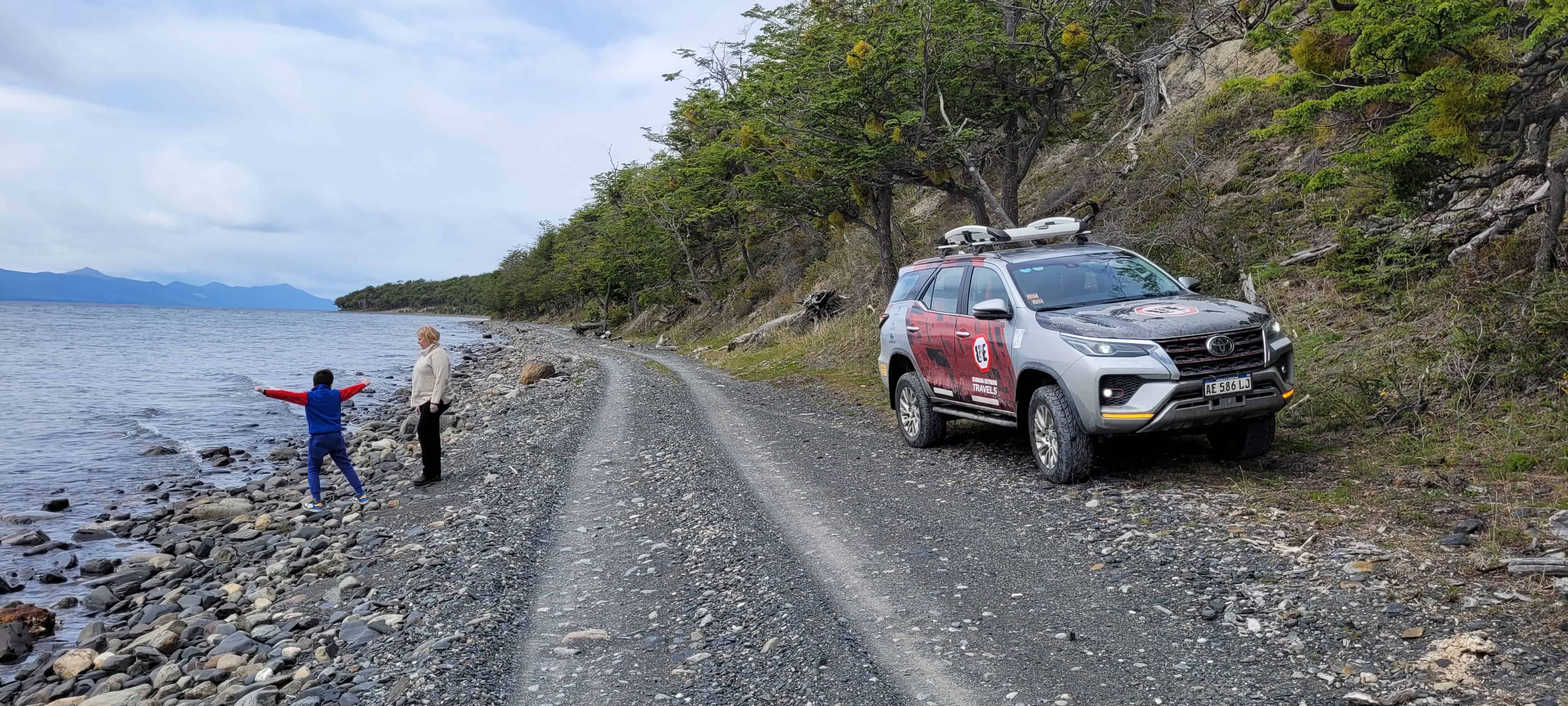 Camioneta 4x4 en el camino costero de ripio hacia el Lago Fagnano, Ushuaia