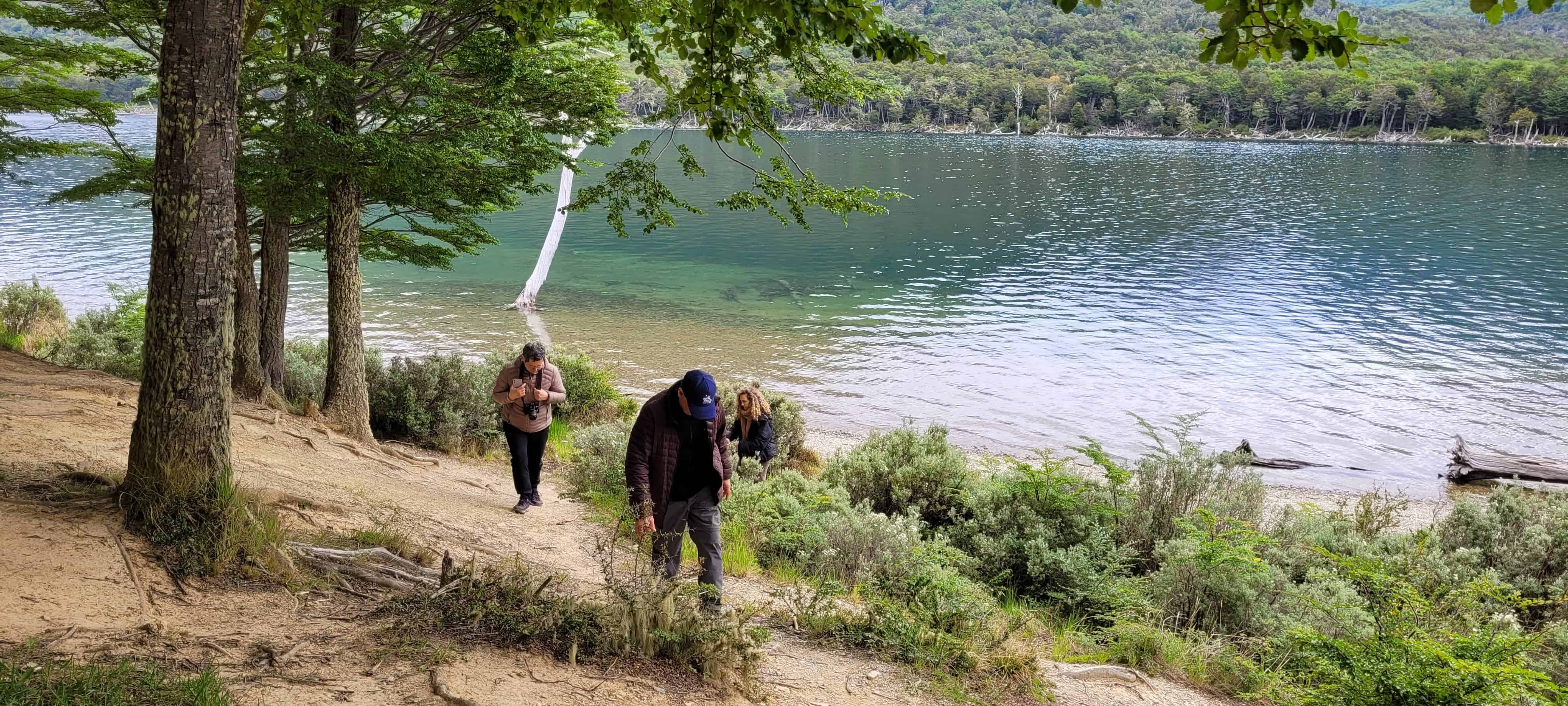 Turistas caminando por el bosque a orillas del Lago Escondido, Ushuaia