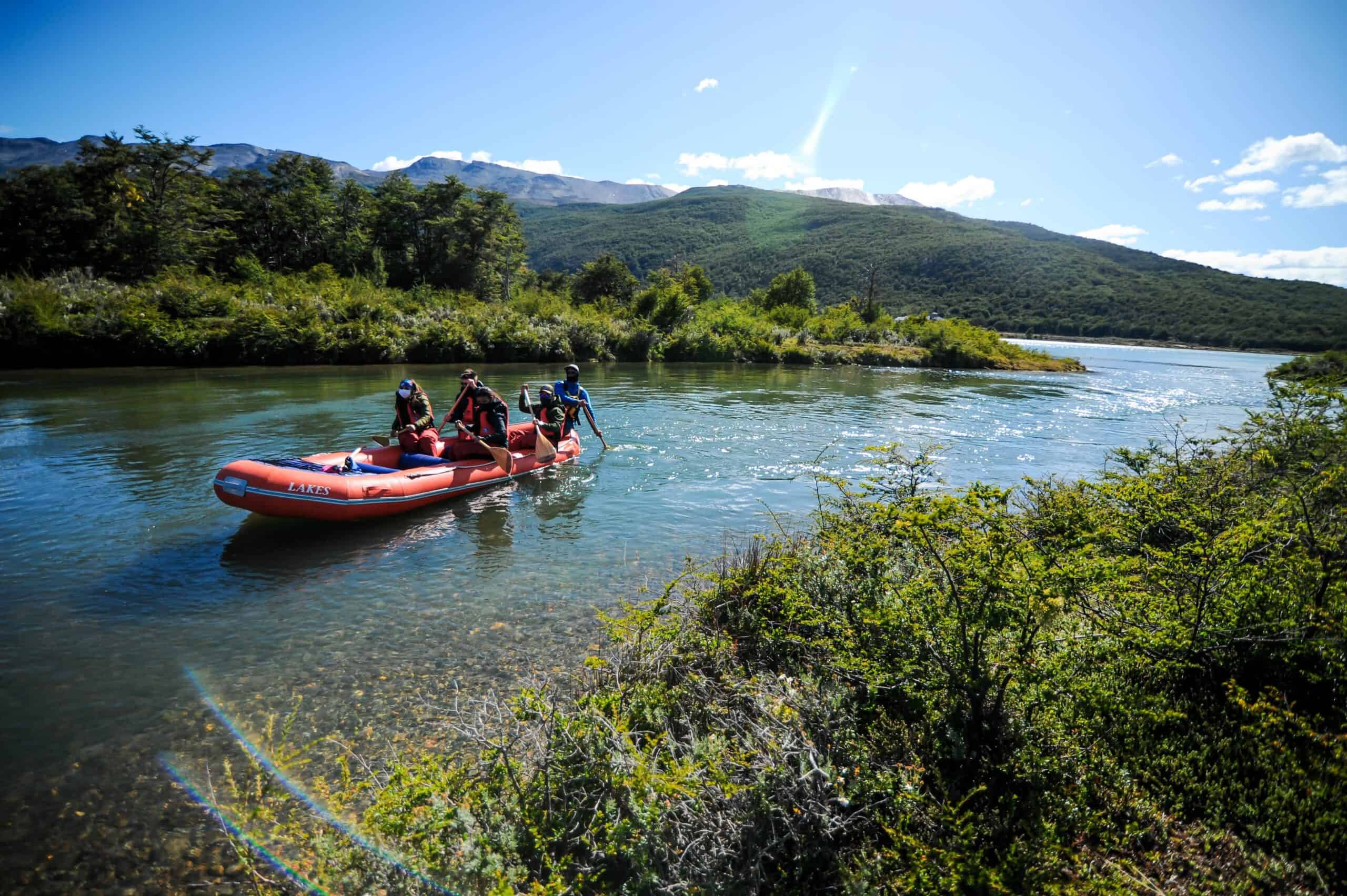 Grupo remando en canoas inflables por el Río Lapataia, Parque Nacional Tierra del Fuego, Ushuaia