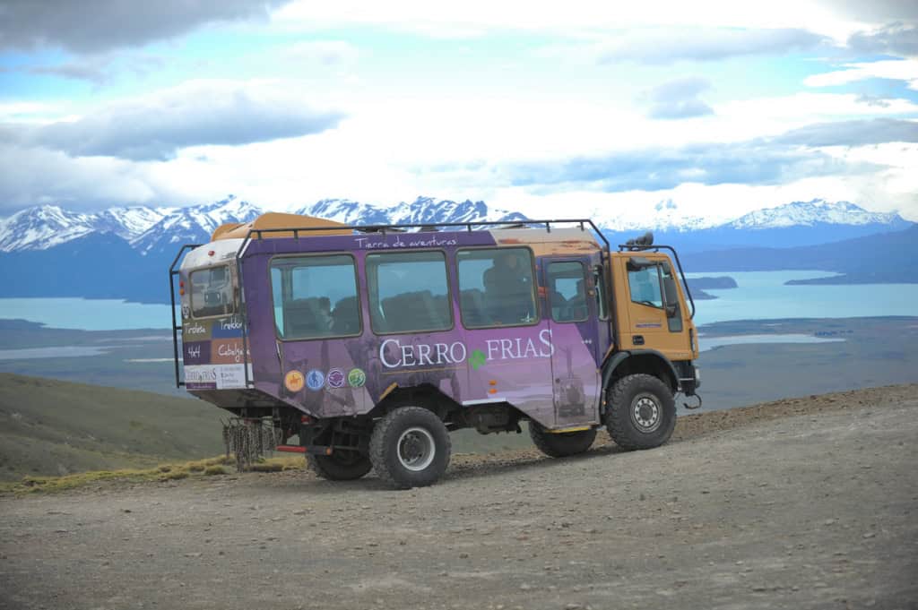 Excursión Cerro Frías 4x4 en El Calafate: camión de la excursión en la cima con vistas panorámicas de la Patagonia