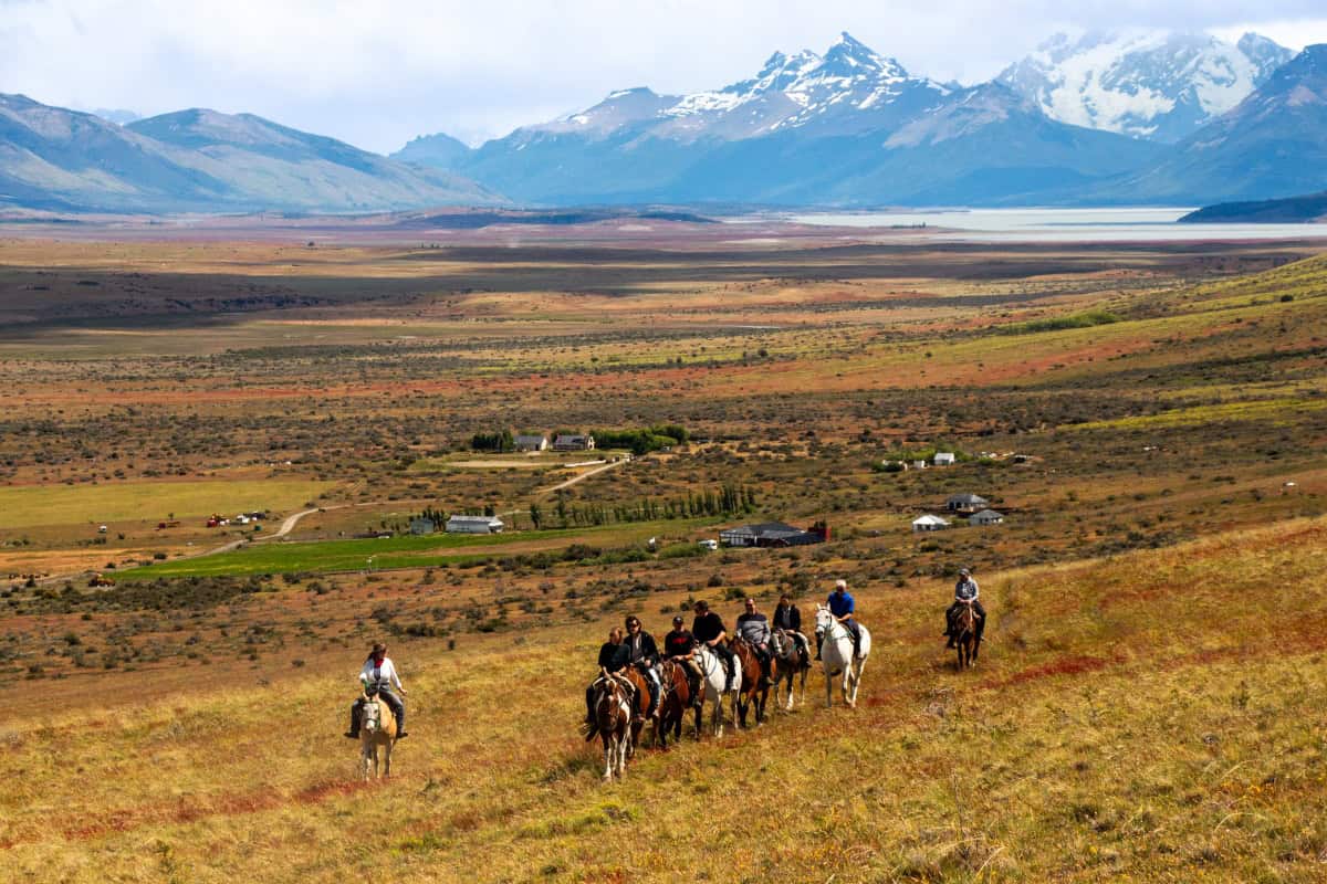 Cerro Frías Cabalgata en El Calafate: jinetes a caballo con vista al Lago Argentino y la Patagonia