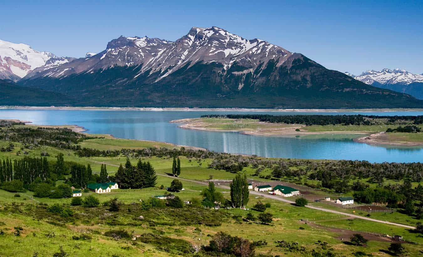 Estancia Nibepo Aike frente al Lago Roca, dentro del Parque Nacional Los Glaciares, El Calafate