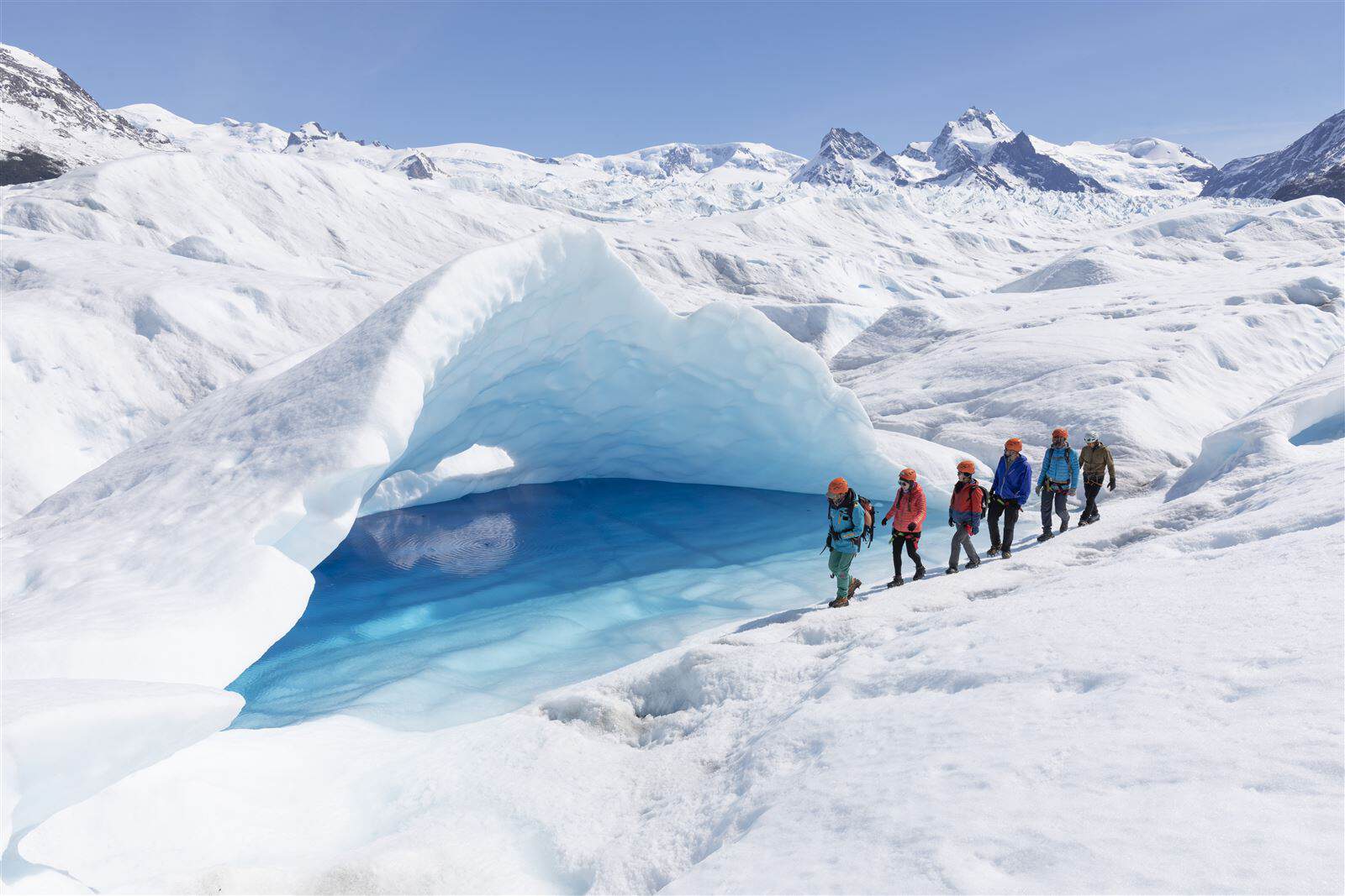 Caminata junto a una grieta azul en el hielo del Perito Moreno, Big Ice El Calafate