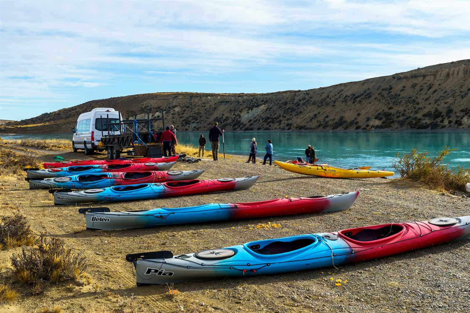 Kayaks dobles en la orilla listos para la travesía – Darwin Experience