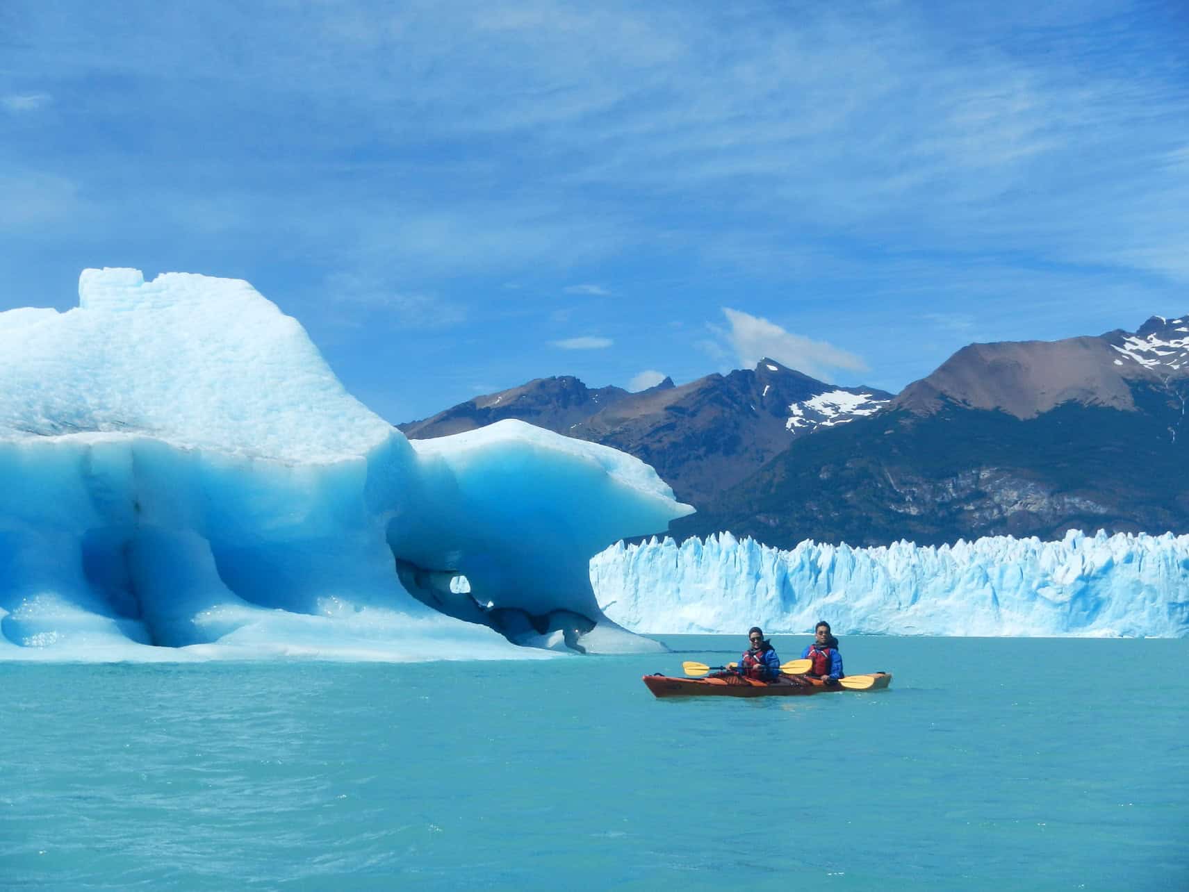 Kayak entre témpanos frente al Glaciar Perito Moreno en el Lago Argentino, El Calafate