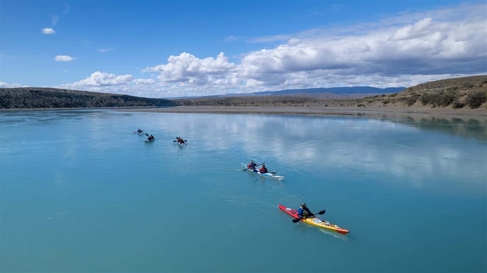 Vista aérea de kayaks en el Río Santa Cruz – Darwin Experience