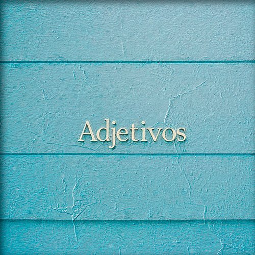 Pared de madera con la palabra adjetivos en blanco