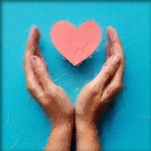 Un corazon con manos que trasnmite amor