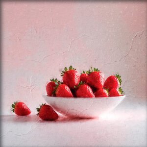 Bol blanco de fresas rojas