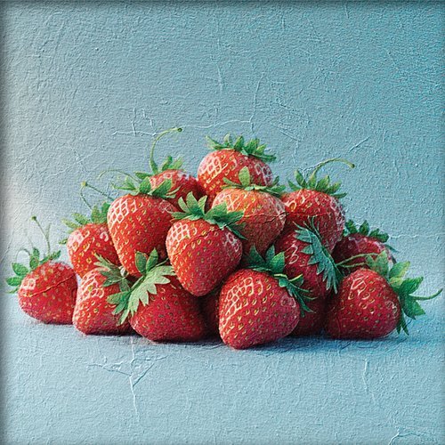 Fresas amontonadas sobre fondo azul