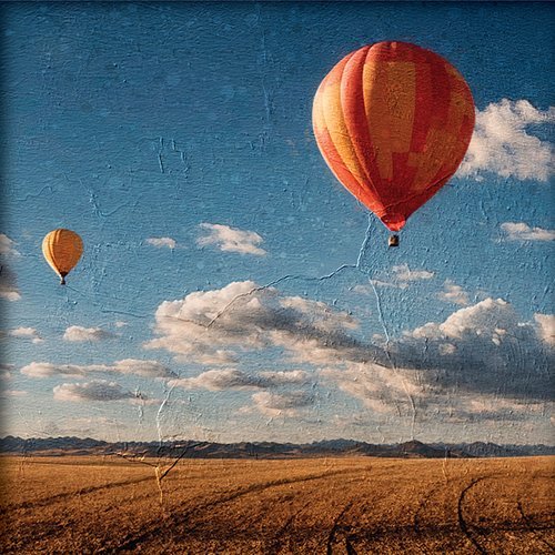 Globos aerostaticos volando sobre un campo