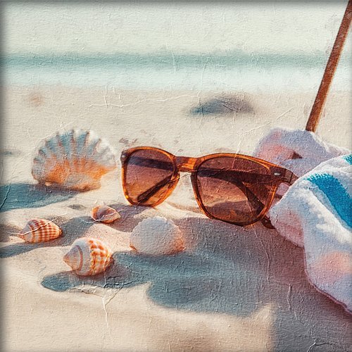 Gafas y conchas en la playa en verano