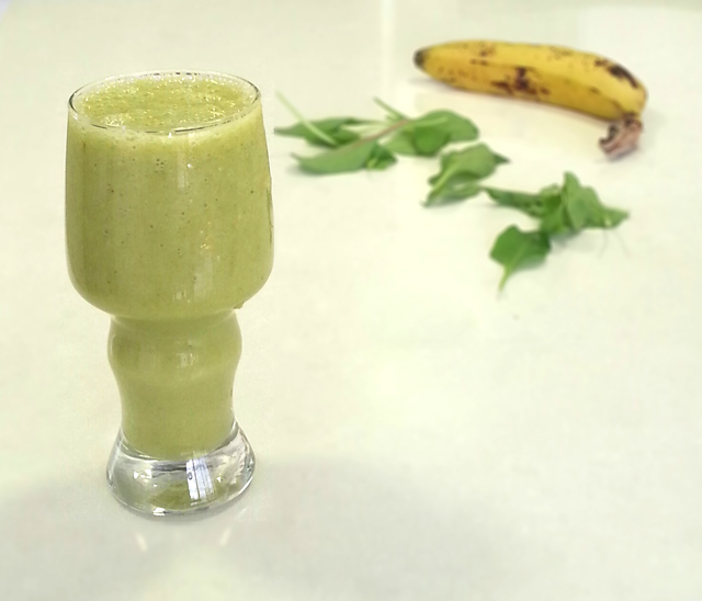 שייק ירוק שייק ירוק - בננה, תרד, אגס ומיץ תפוזים