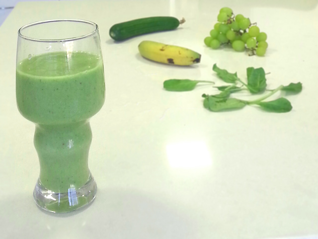 שייק ירוק - בננה, תרד, ענבים, מלפפון, אבוקדו וחלבה