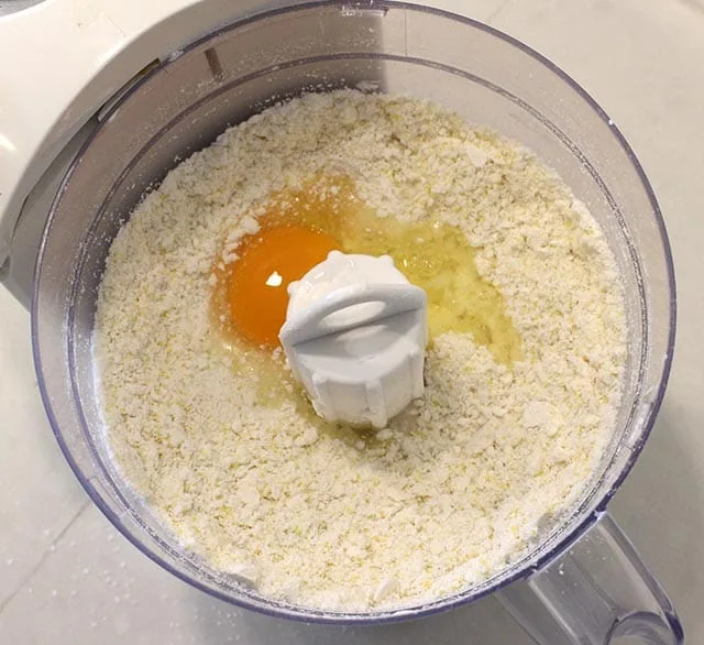 מוסיפים ביצה לבצק