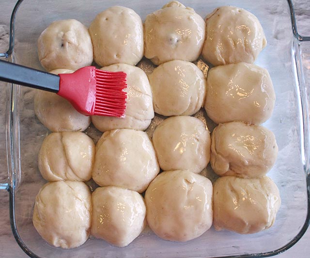 מורחים חמאה על הלחמניות