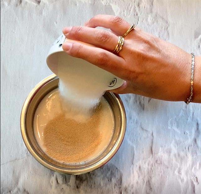 מערבבים שמרים, חלב וסוכר