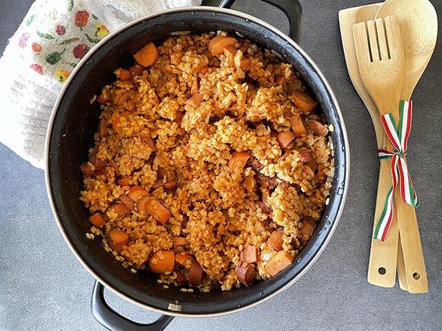 פתיתים עם נקניקיות ברוטב עגבניות – מתכון מהיר וקל בסיר אחד (הכי טעים לילדים)