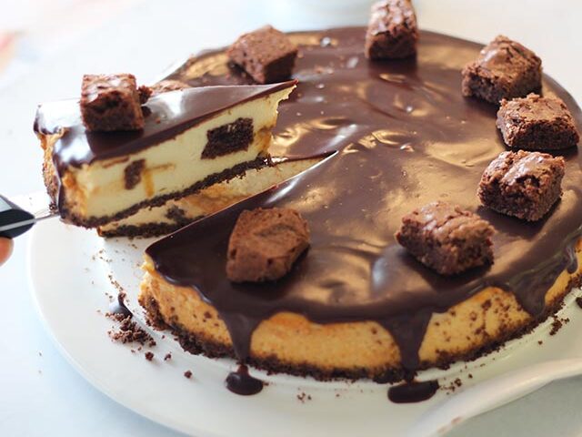 עוגת גבינה עם בראוניז וריבת חלב (עם גרסה ללא גלוטן)