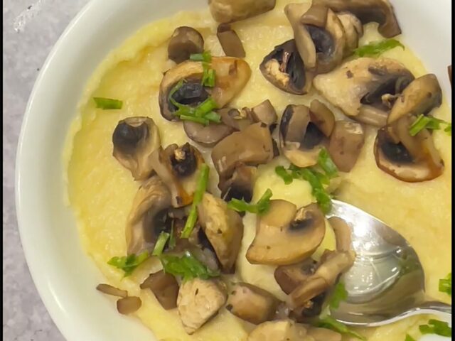 פולנטה טבעונית טעימה ללא גלוטן עם פטריות מוקפצות